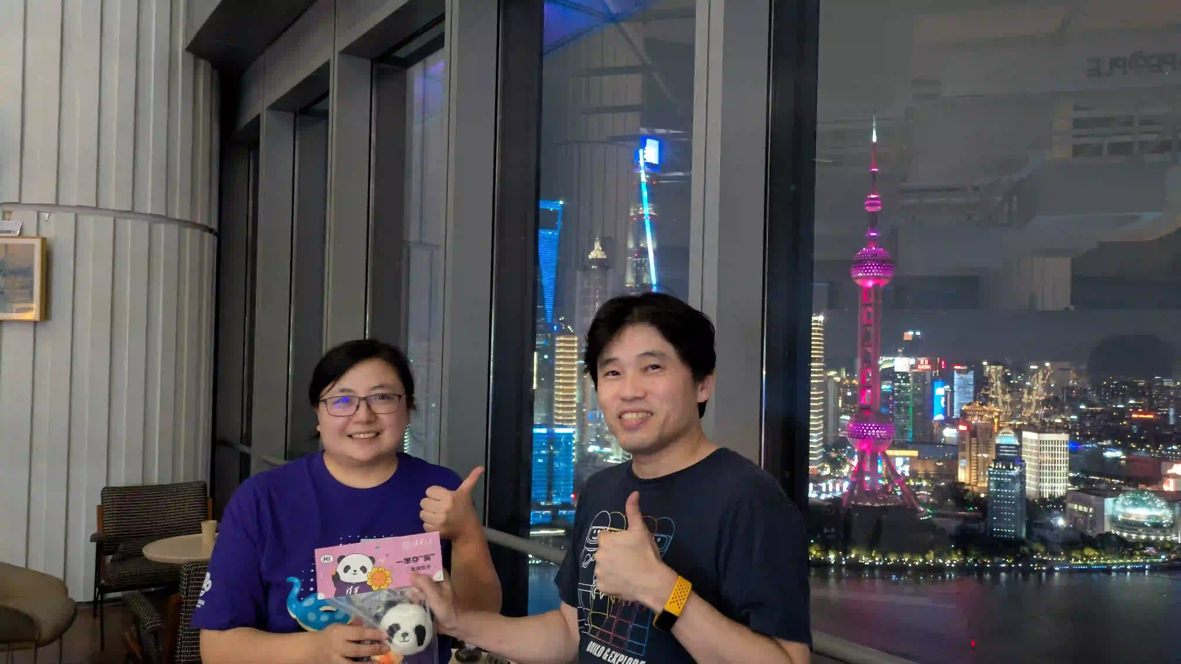 与 Cynthia 女士以夜景为背景合影留念